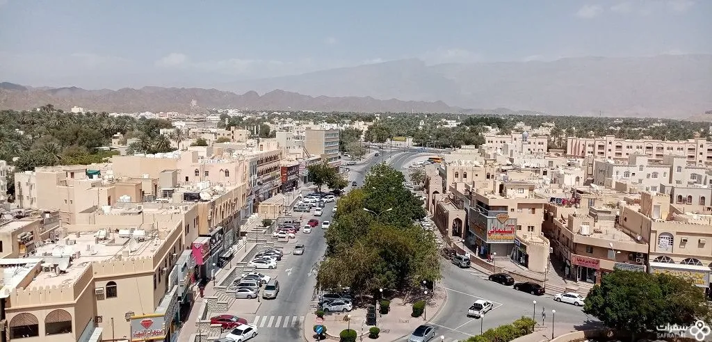 إطلالة قلعة نزوی علی مدینة نزوی الثقافیّة 1.jpg