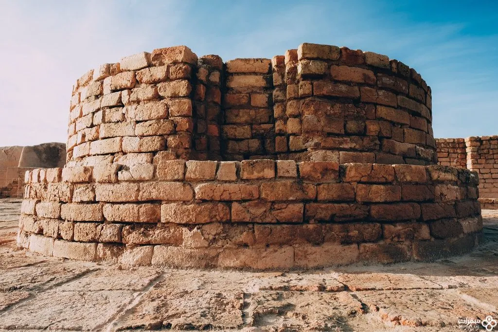 الأسطوانة المصنوعة من الطابور في مدخل معبد جغازنبیل .jpg