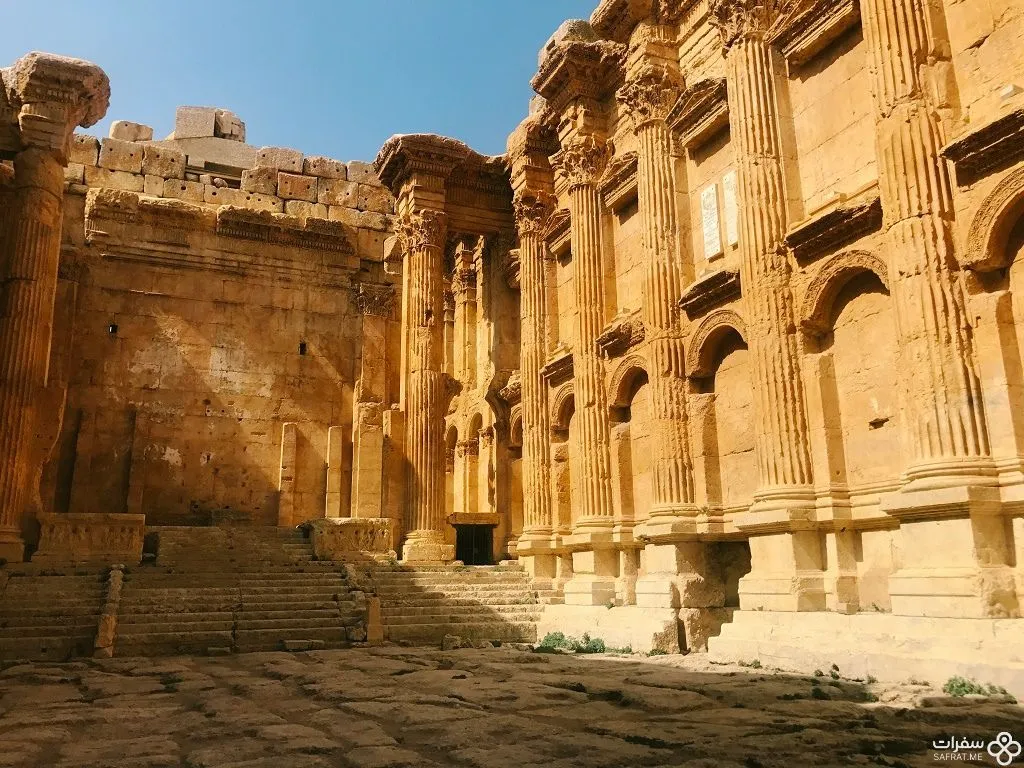 الإطلالة الداخلية لمعبد باخوس.jpg
