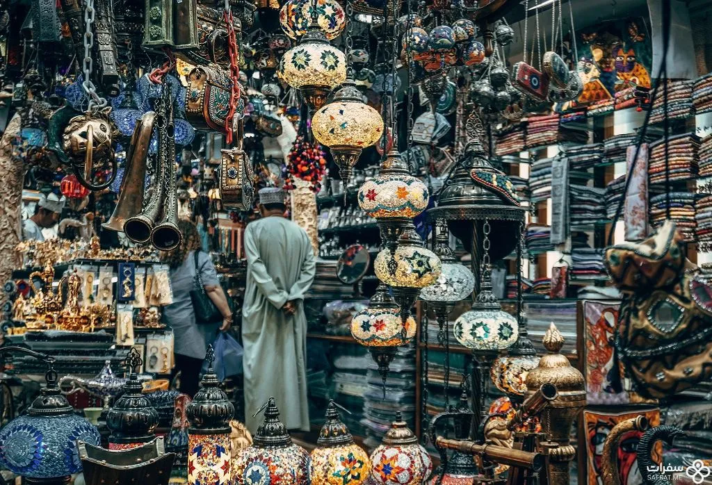 البضاعات التقلیدیة في سوق مطرح .jpg البضاعات التقلیدیة في سوق مطرح .jpg