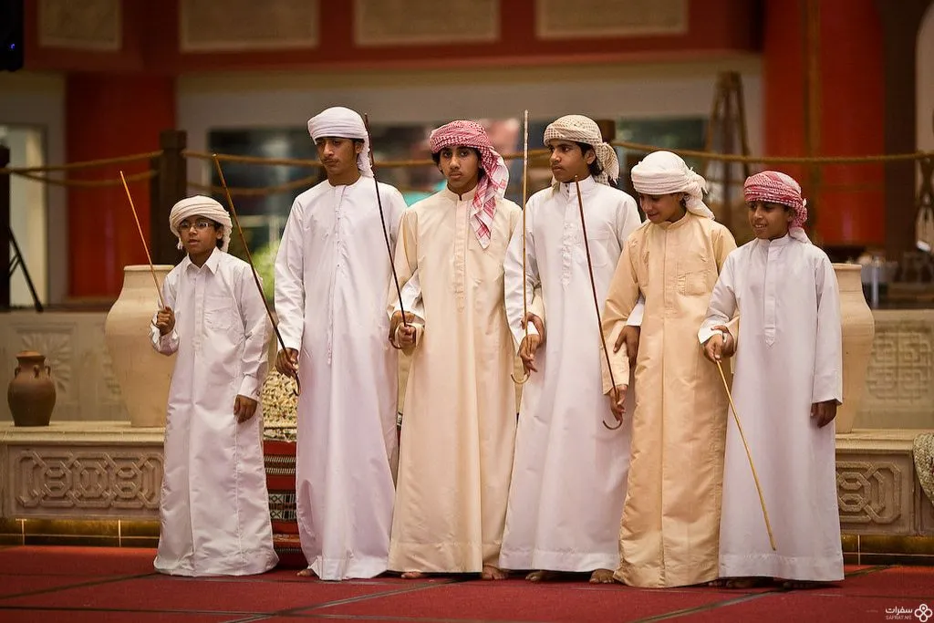 الرقص الشعبي الإماراتي.jpg