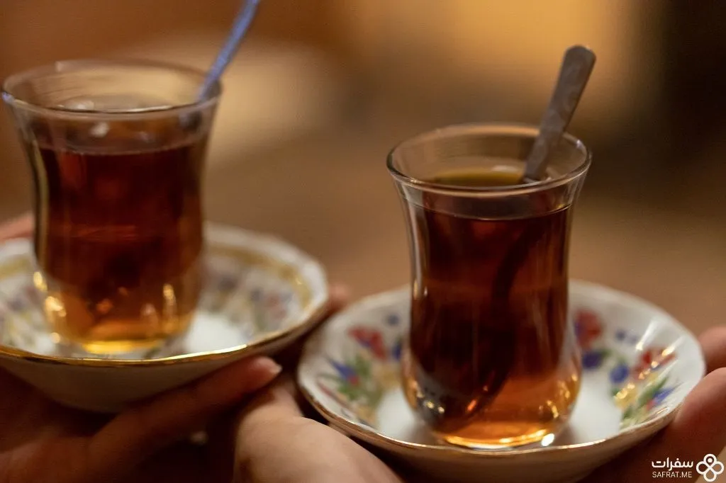 الشاي التركي بفناجينه التقليدية.jpg