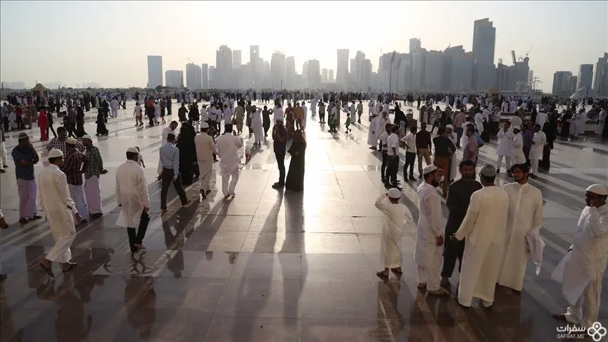 القطریون بعد صلاة العید .jpg