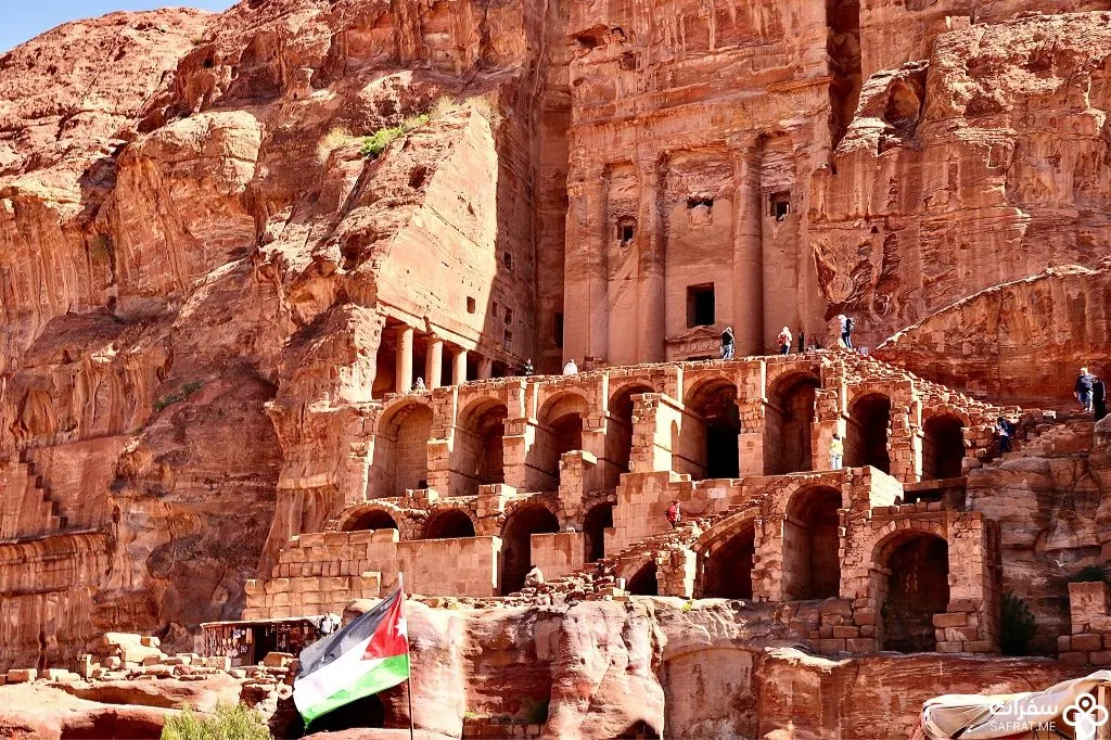 بنایة المحکمة في موقع البتراء الأثري .jpg بنایة المحکمة في موقع البتراء الأثري .jpg