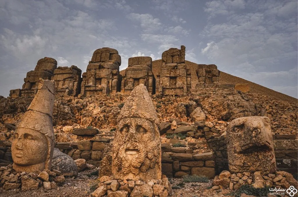جبل نمرود وتماثيل الآلهة .jpg