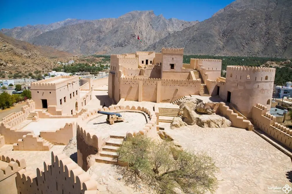 حصن الرستاق من بعید 1 1.jpg