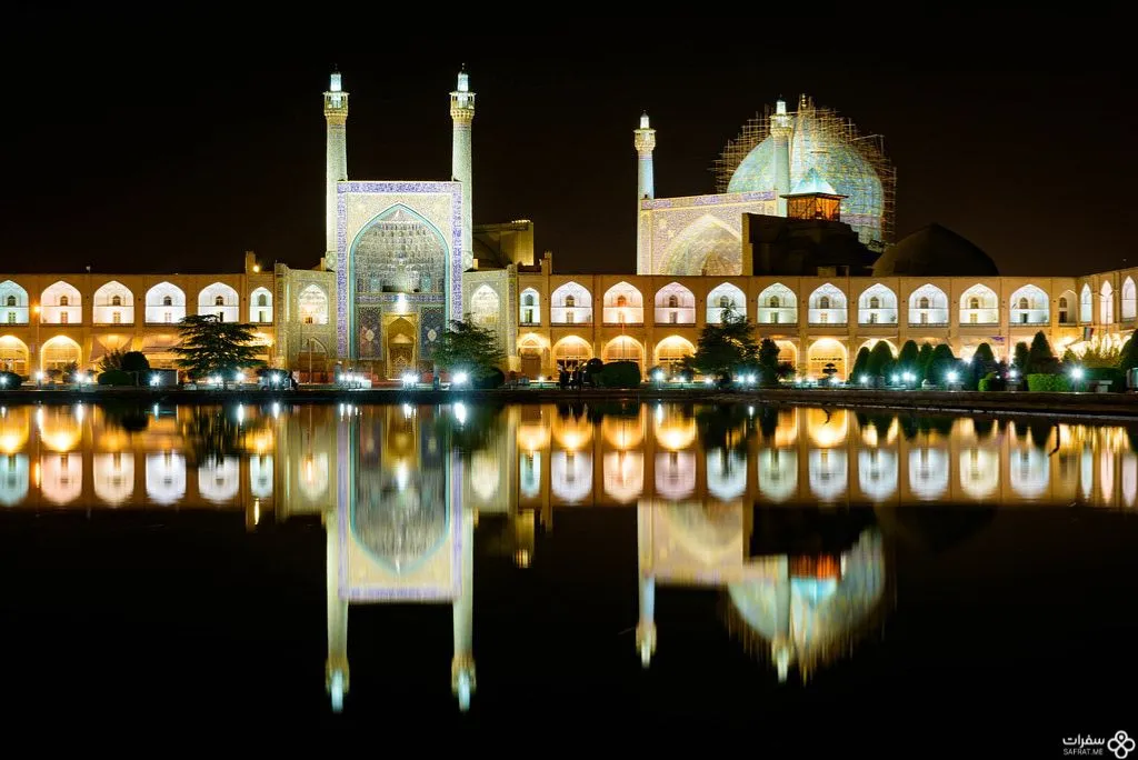 ساحة نقش جهان في الليل.jpg