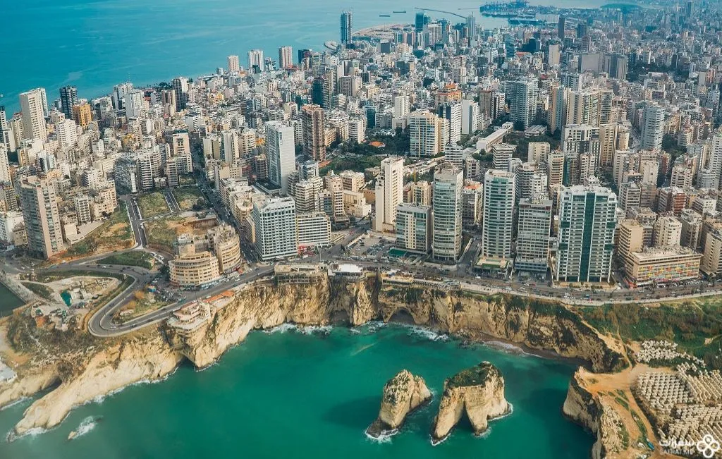صخرة الروشة من بعید .jpg