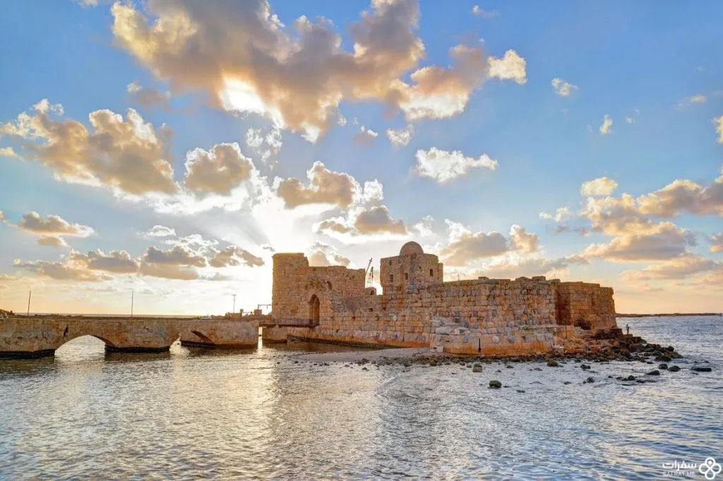 قلعة صیدا البحریة عند المساء .jpg