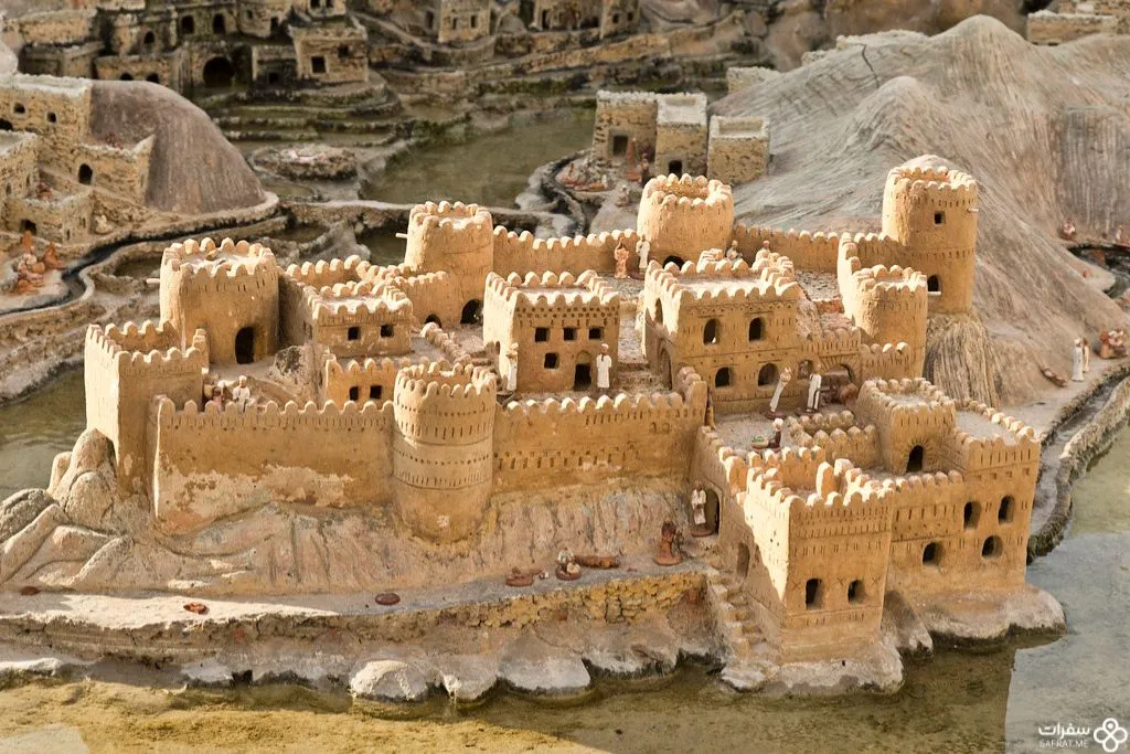 منحوتات القلاع العمانیة علی أبعاد صغیرة في بیت الزبیر.jpg منحوتات القلاع العمانیة علی أبعاد صغیرة في بیت الزبیر.jpg