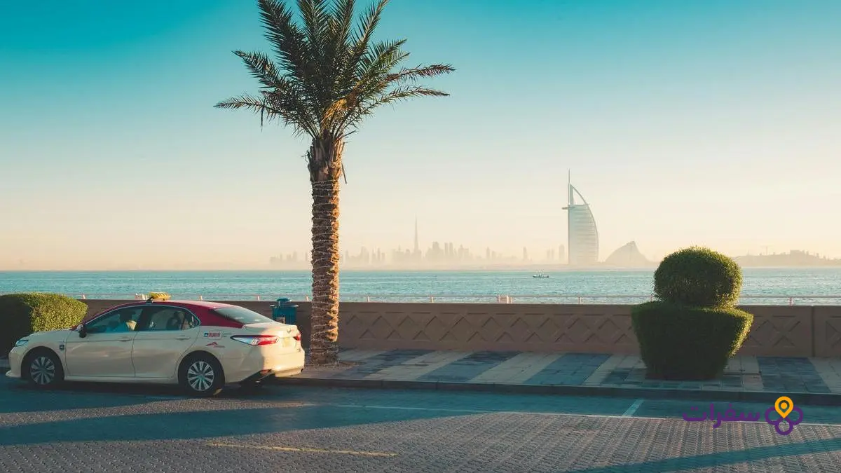 best areas stay dubai families 1 منظر داخلي لمحطة مترو دبي يظهر القطار والمنصة.