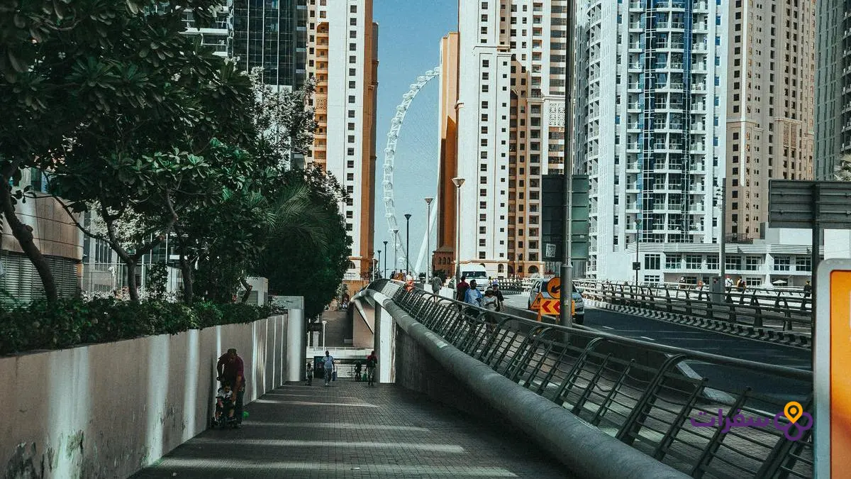 best areas stay dubai families 2 ممشى دبي مارينا وجميرا بيتش ريزيدنس يطل على الأبراج والقنوات المائية.