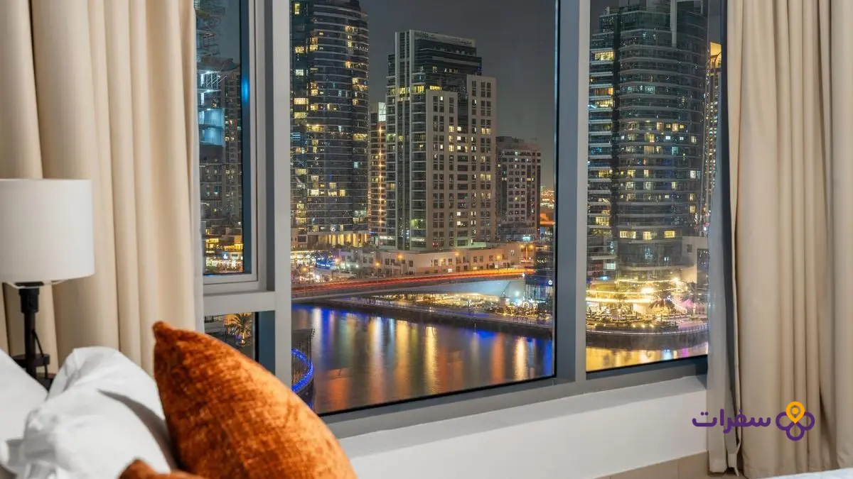 best areas stay dubai families 3 غرفة معيشة واسعة في شقة فندقية عائلية بدبي.