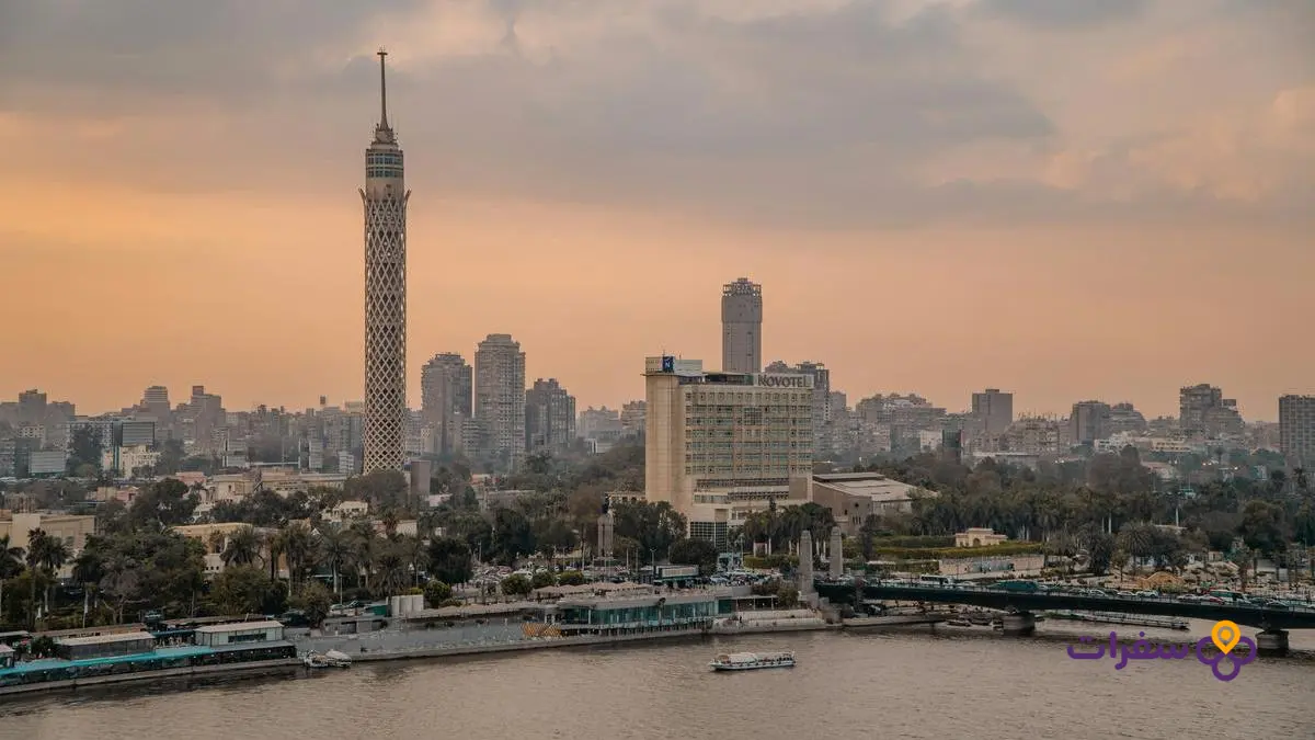 منظر بانورامي لمدينة القاهرة عند غروب الشمس مع نهر النيل