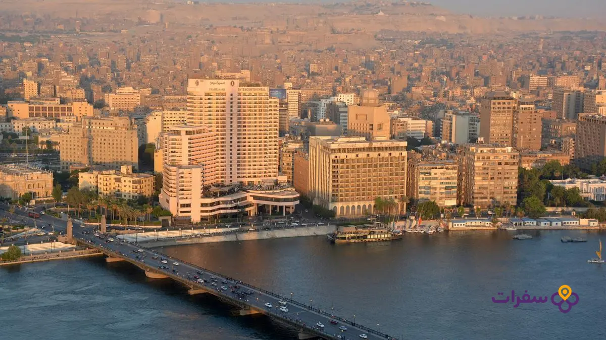 ازدحام مروري في شارع بالقاهرة بالقرب من المتحف المصري