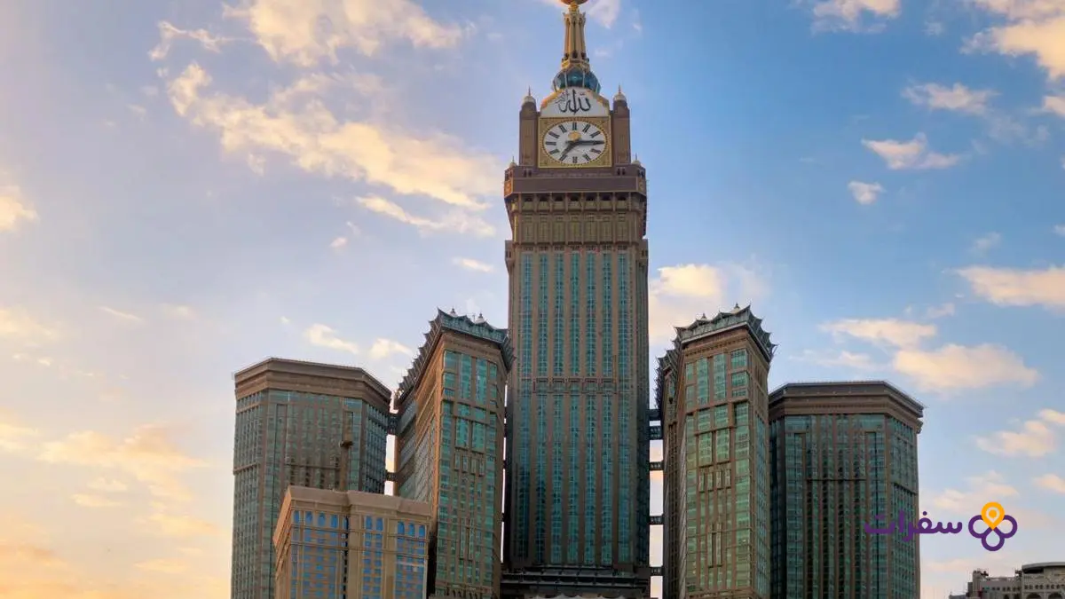 لقطة واسعة لأبراج البيت في مكة المكرمة، تبرز تصميمها المعماري المهيب وموقعها بالقرب من المسجد الحرام.