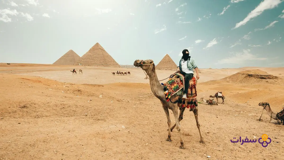 egypt visa for iraqis requirements 1 جواز سفر عراقي مفتوح على مكتب بجانبه استمارة طلب تأشيرة مصر وقلم.