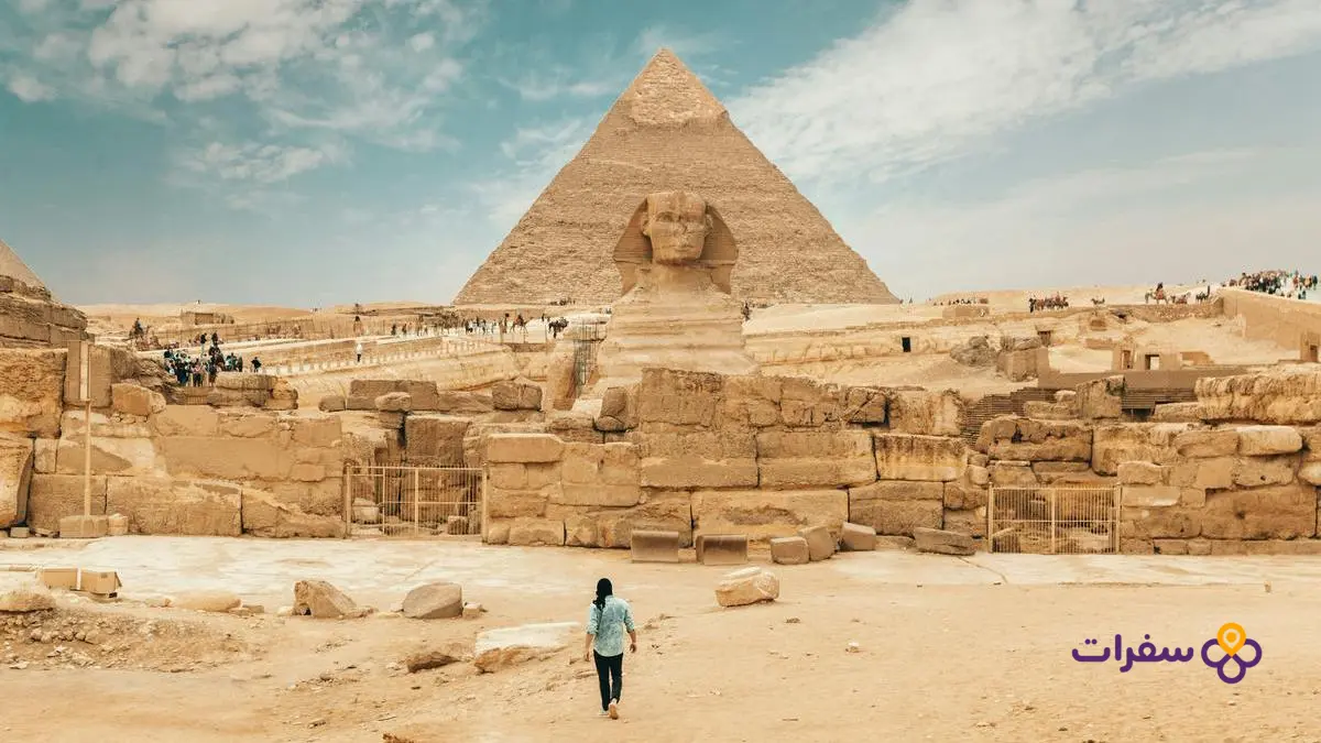 egypt visa for iraqis requirements 2 مجموعة من المستندات الرسمية مكدسة بشكل منظم، تمثل الأوراق المطلوبة لتقديم طلب تأشيرة مصر.