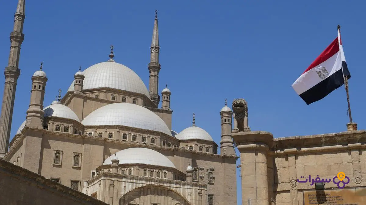 egypt visa for iraqis requirements 4 يد تضع استمارة طلب تأشيرة مصر مملوءة في مظروف أو في نافذة تقديم الطلبات.