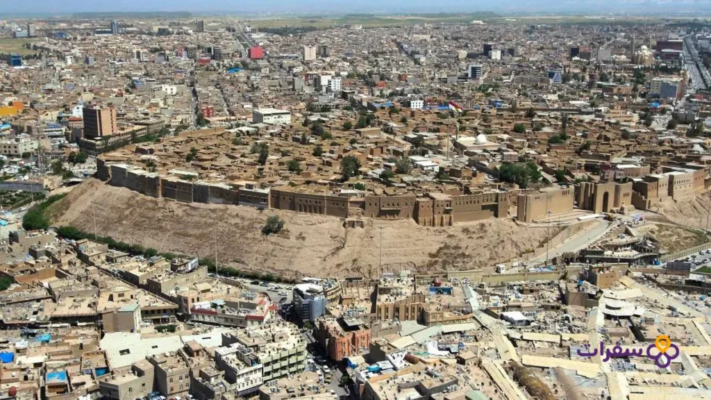 erbil tourist places travel guide 0 3 لقطة جوية واسعة لقلعة أربيل الأثرية مع محيطها، تُظهر أهم المعالم السياحية في المدينة.