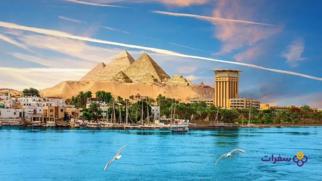 first time egypt travel tips 0 2 منظر بانورامي لأهرامات الجيزة وأبو الهول في مصر يظهر عظمة الحضارة القديمة.