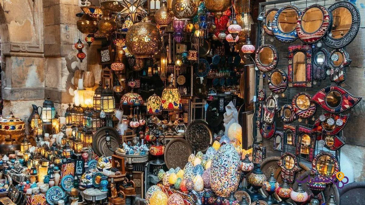 first time egypt travel tips 4 3 سوق خان الخليلي التقليدي في القاهرة يظهر بائعين وتوابل ملونة.