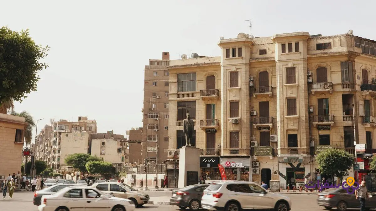 first time egypt travel tips 5 5 منظر عام يظهر الحياة اليومية في أحد شوارع القاهرة المزدحمة.