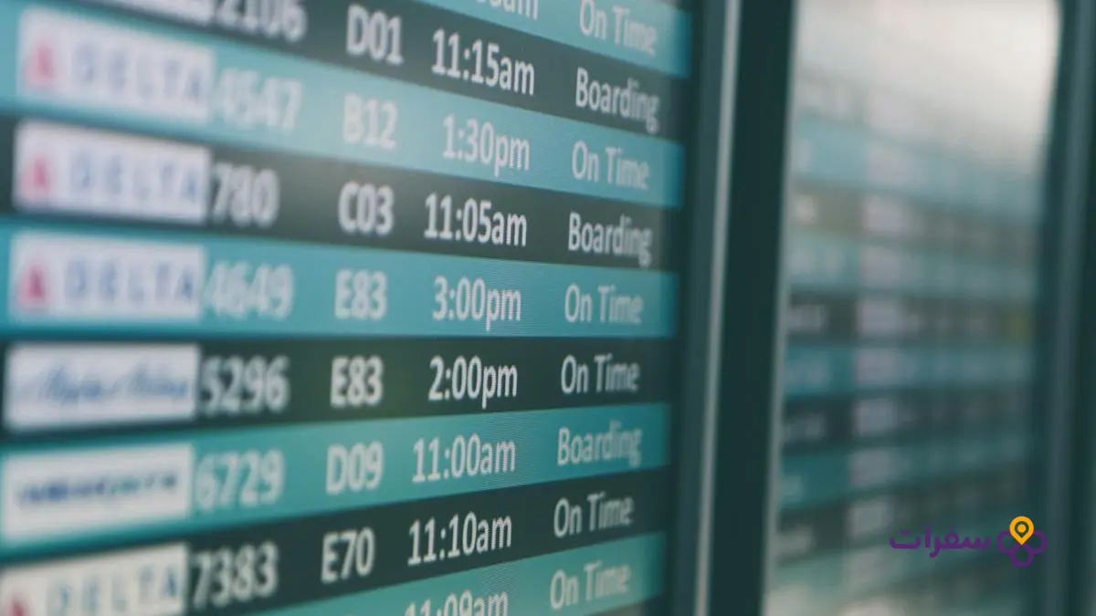 flight booking change or cancellation 1 شاشة حاسوب تعرض صفحة 'إدارة الحجز' على موقع شركة طيران، مع حقول لإدخال رقم الحجز والاسم الأخير.