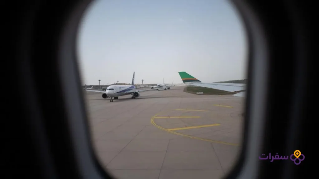 iraq travel requirements guide 0 2 طائرة متوقفة على مدرج المطار كما تبدو من نافذة صالة الانتظار قبل السفر.