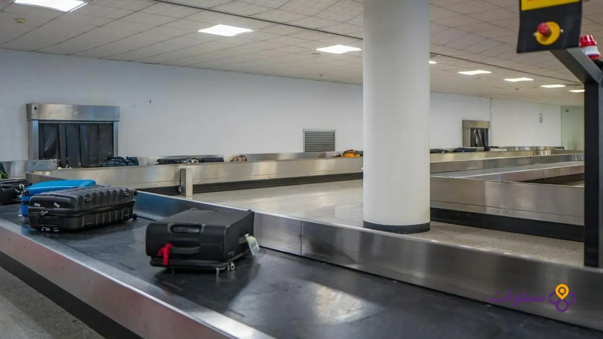 iraq travel requirements guide 5 2 حقيبة سفر معبأة توضع على ميزان الأمتعة في المطار.