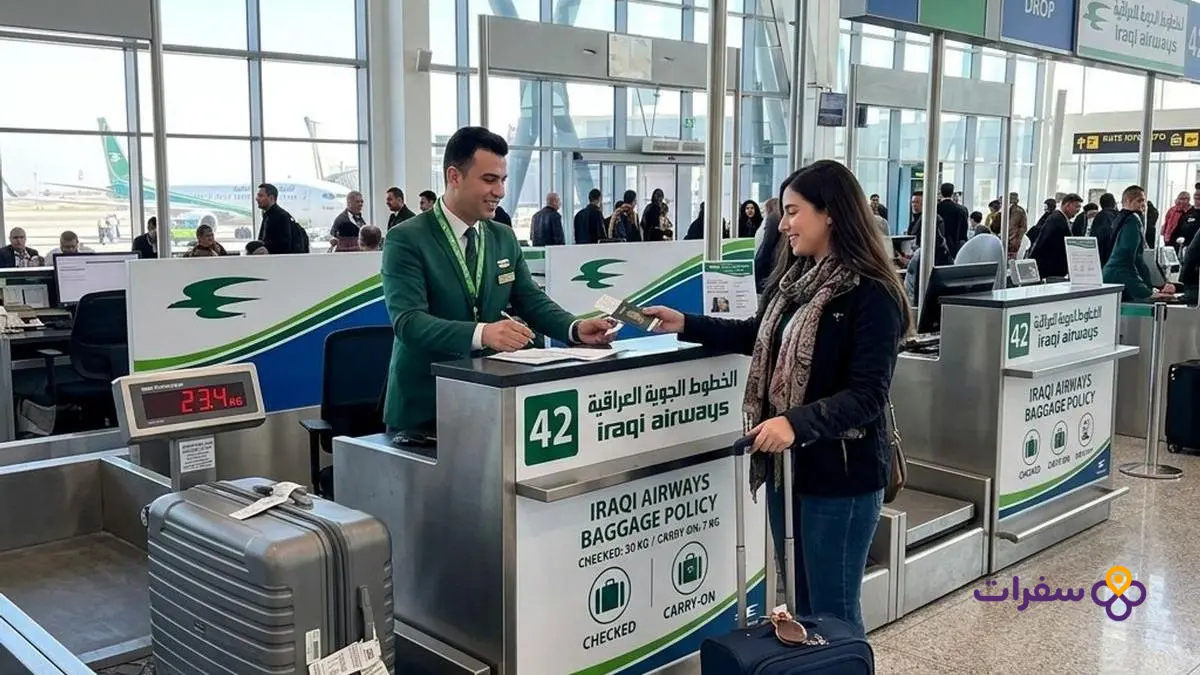 iraqi airways baggage allowance guide 2 3 صورة تظهر قسم الأمتعة في طائرة الخطوط الجوية العراقية، مع حقائب منظمة بشكل جيد.