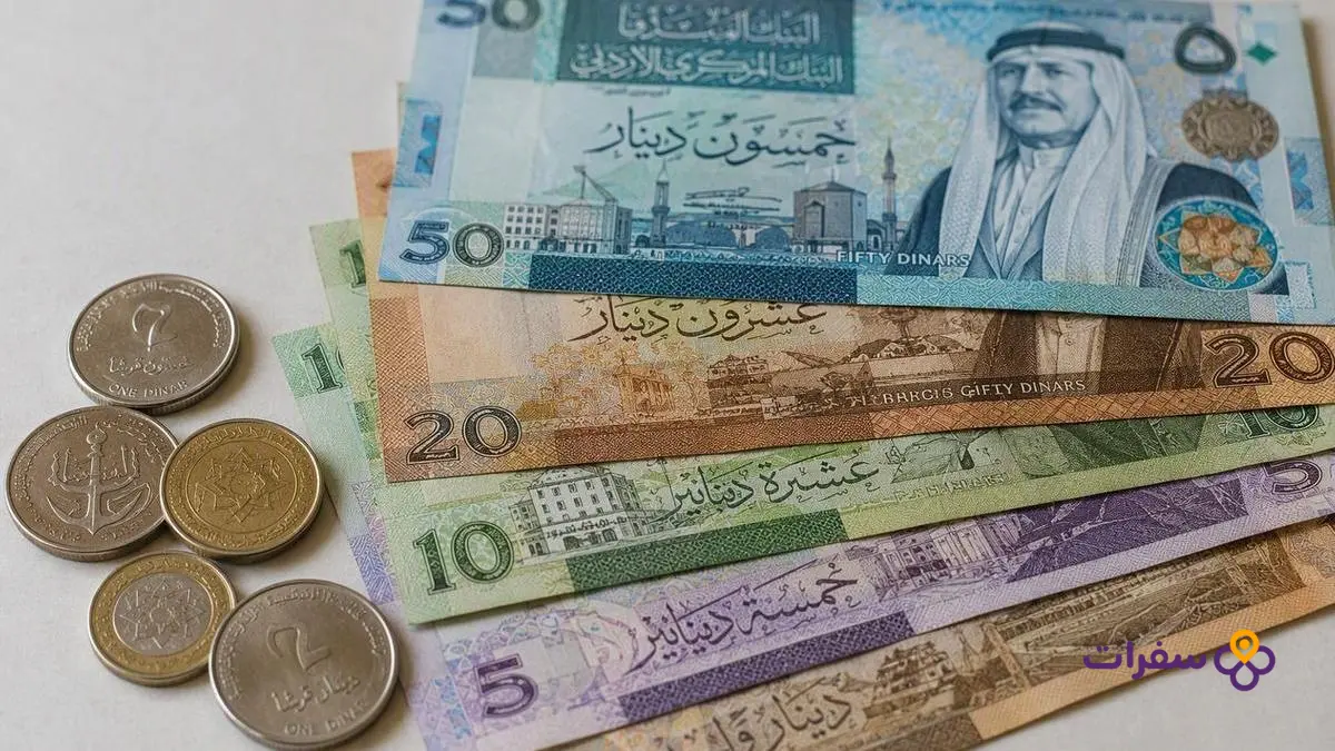 أوراق نقدية من الدينار الأردني مكدسة، ترمز إلى التكاليف المالية.