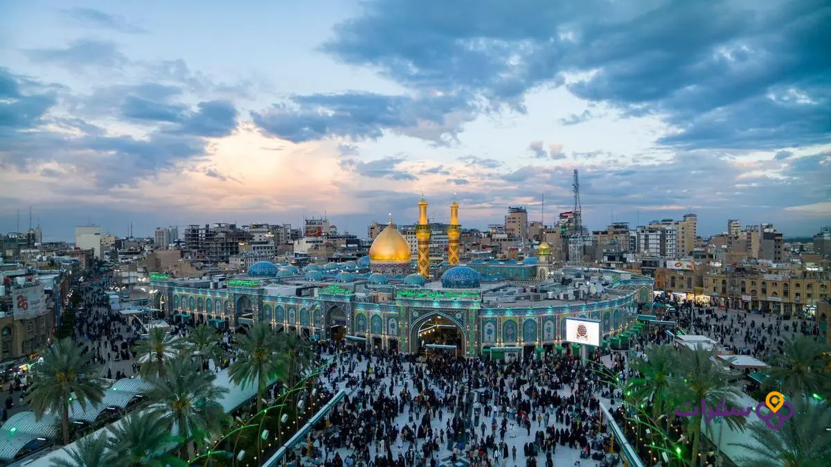 ضريح الإمام الحسين في كربلاء المقدسة، منظر واسع يُظهر العمارة الإسلامية الساحرة.