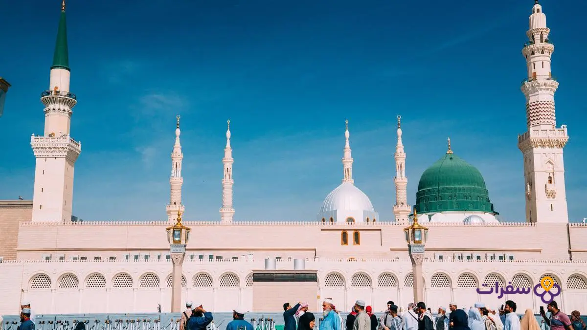 صورة واسعة للمسجد النبوي الشريف في المدينة المنورة.