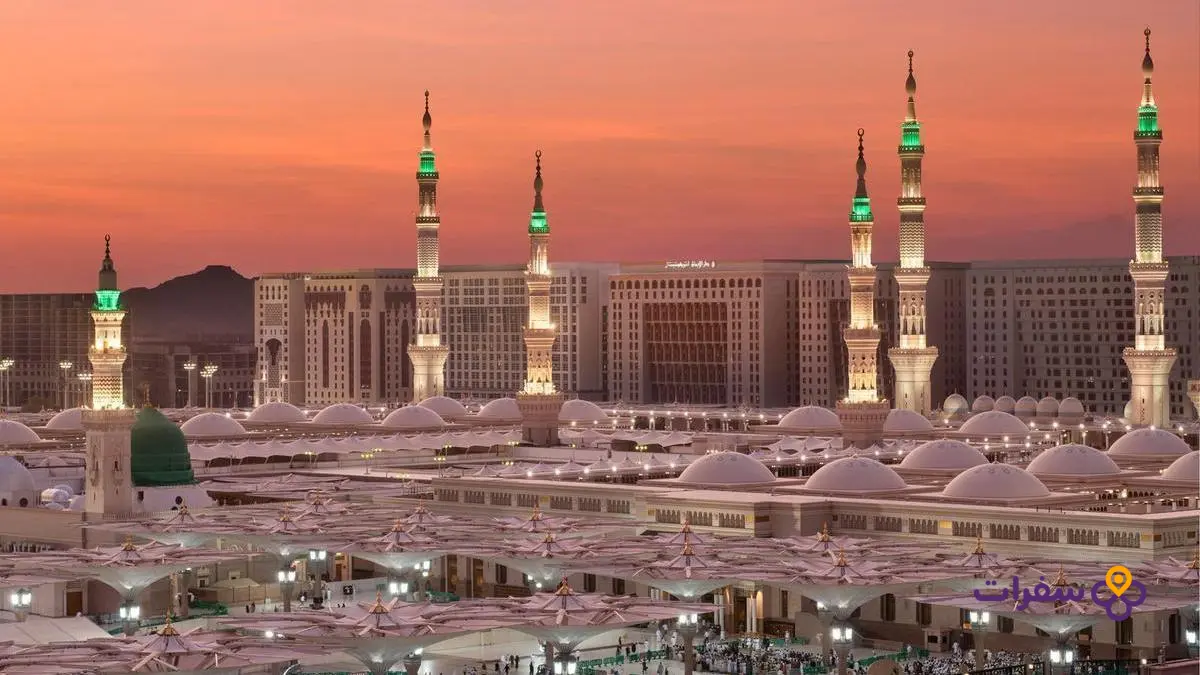 madinah hotels near prophets mosque 1 صورة لمبنى فندق في المدينة المنورة مع المسجد النبوي يظهر في الخلفية.