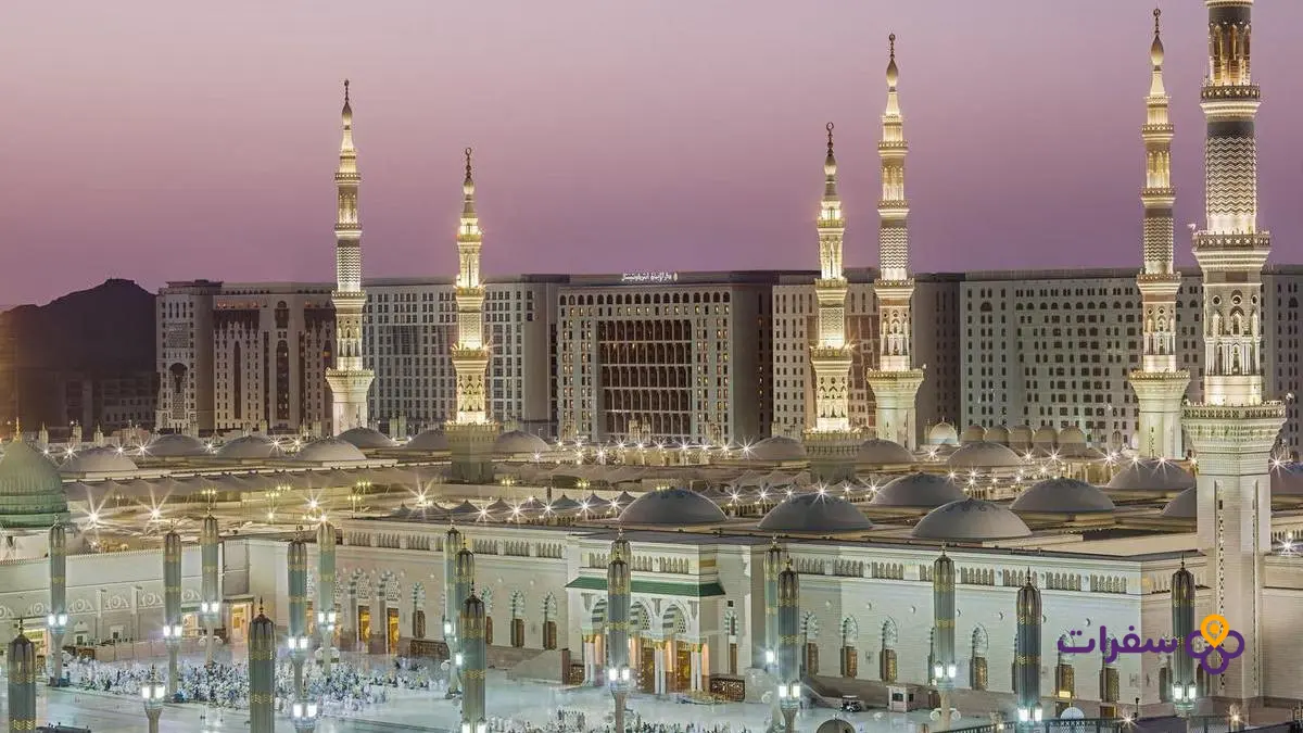madinah hotels near prophets mosque 2 صورة تظهر مباني الفنادق الواقعة شمال المسجد النبوي في المدينة المنورة.
