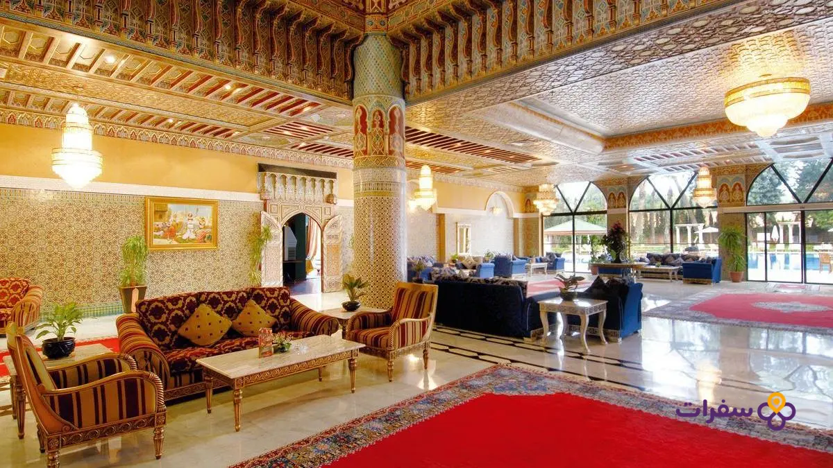 najaf hotels near shrine guide 3 بهو فندق فخم في النجف، يتميز بديكور أنيق ومقاعد مريحة.