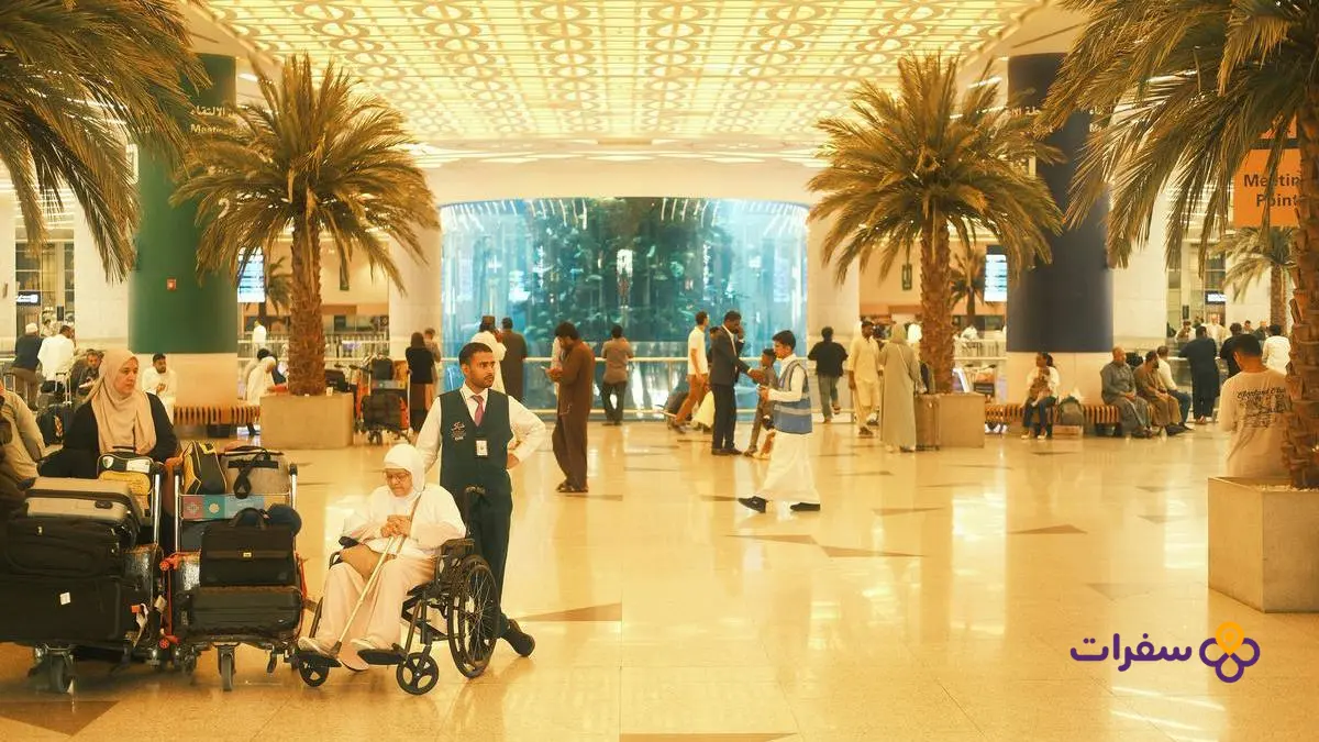 صورة داخلية واسعة لمبنى مطار سعودي حديث، تظهر بوابات الصعود ومناطق الانتظار.