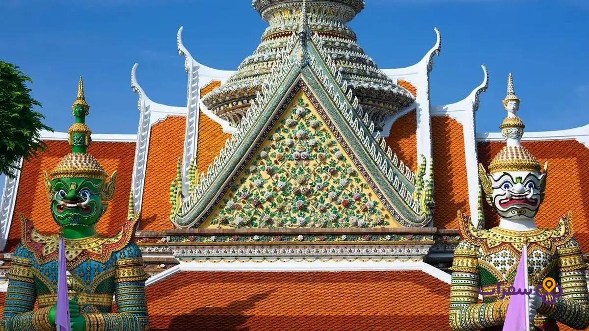 معبد وات ارون في بانكوك، تايلاند، يظهر تصميمه المعماري المميز على ضفاف نهر تشاو فرايا.