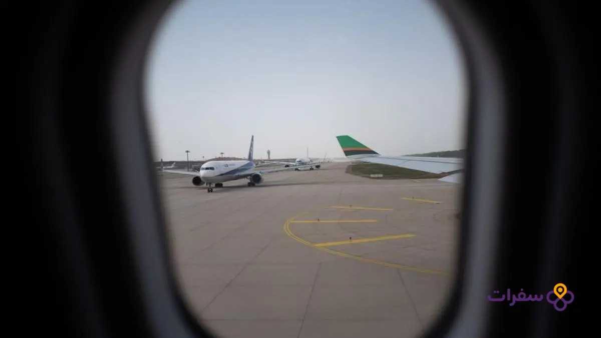 umrah from iraq guide prices 4 4 A group of Iraqi pilgrims arriving at Jeddah International Airport, carrying their luggage, with some wearing white ihram garments.
