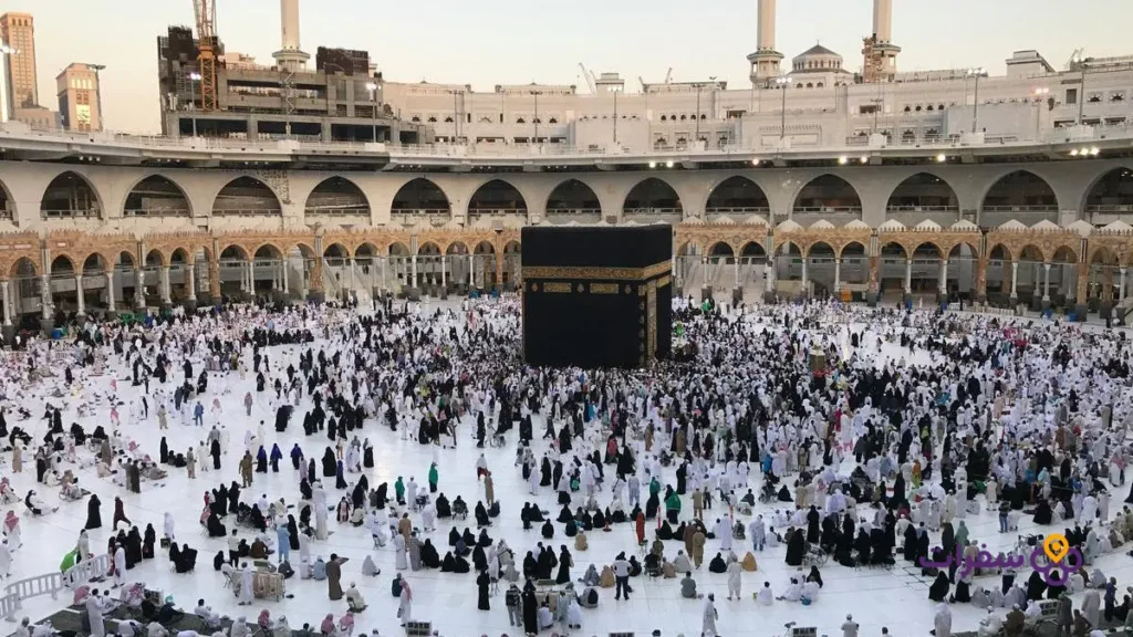 umrah visa requirements for iraqis 0 صورة جوية للكعبة المشرفة في مكة المكرمة تُظهر الحجاج يؤدون العمرة.