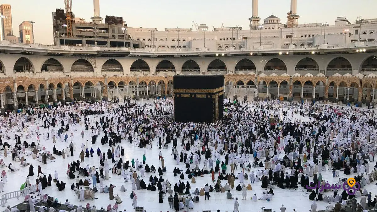 صورة جوية للكعبة المشرفة في مكة المكرمة تُظهر الحجاج يؤدون العمرة.